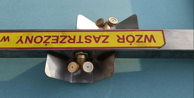 Platforma gaśnicza do samochodów elektrycznych